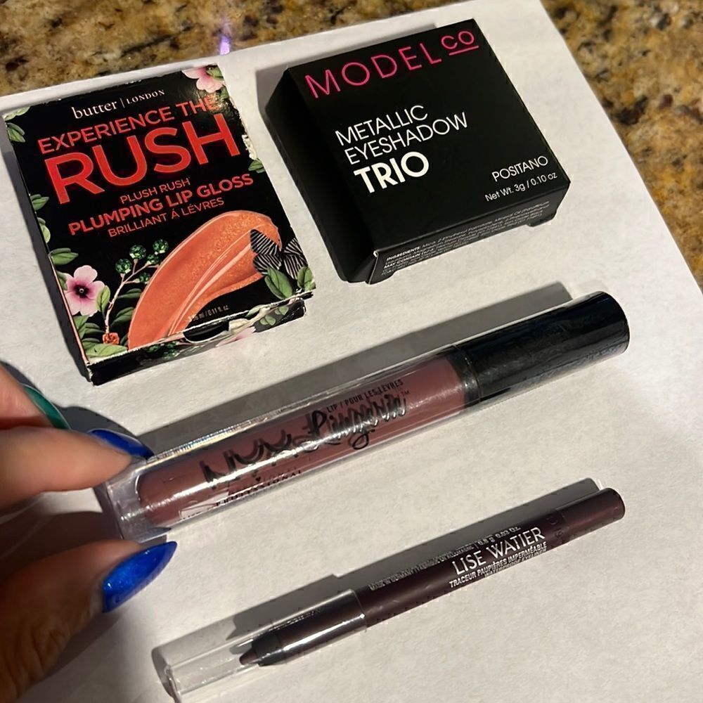 Lip Plumper Gloss, Metallic Eyeshadow, Eyeliner and Lipstick NEW Bundle w Case
